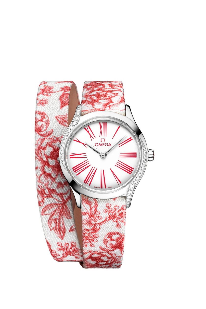 2022: Die De Ville Mini Trésor Toile de Jouy in einer von drei Ausführungen, mit 26-mm-Gehäuse und Diamantbesatz.