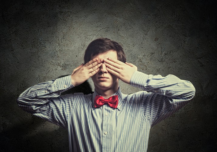 6. Niektórzy pracownicy zwlekają z zabieraniem głosu podczas firmowych spotkań, niekiedy nawet obawiają się zadać pewnych pytań w cztery oczy. Wyjątkowy pracownik potrafi rozpoznać te niewygodne czy też budzące zakłopotanie kwestie i sam zdecyduje się zadać pytanie, aby inni mogli skorzystać na bezpośredniej odpowiedzi np. ze strony szefa.