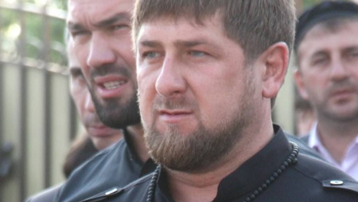"Jakakolwiek próba powiązania Czeczenii z Carnajewami, nawet jeśli są winni, jest próżna. Dorastali w Stanach Zjednoczonych, ich poglądy zostały uformowane tam. Korzeni zła należy szukać w Ameryce" - napisał w serwisie Instagram prezydent Czeczenii Ramzan Kadyrow. To reakcja na medialne informacje o dwóch mężczyznach odpowiedzialnych za zamachy terrorystyczne w Bostonie w USA.