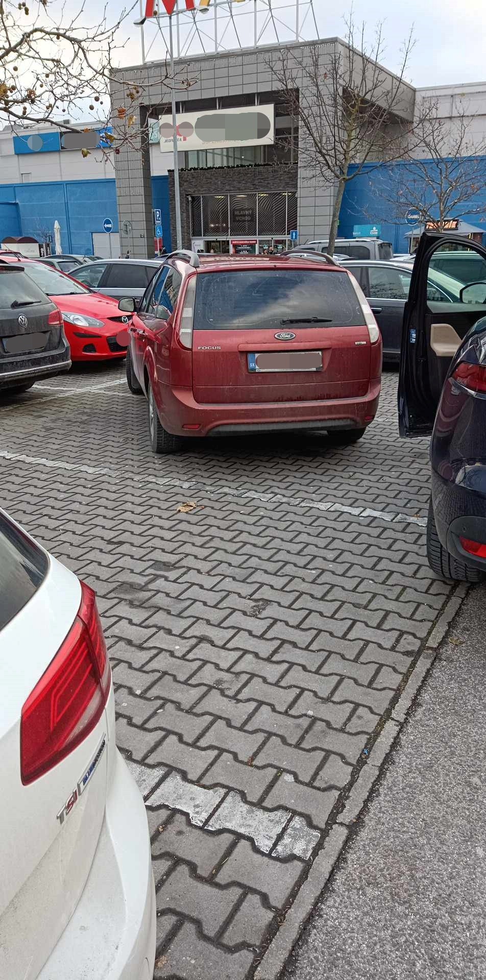 Vodič si veselo zaparkoval cez dve parkovacie miesta.