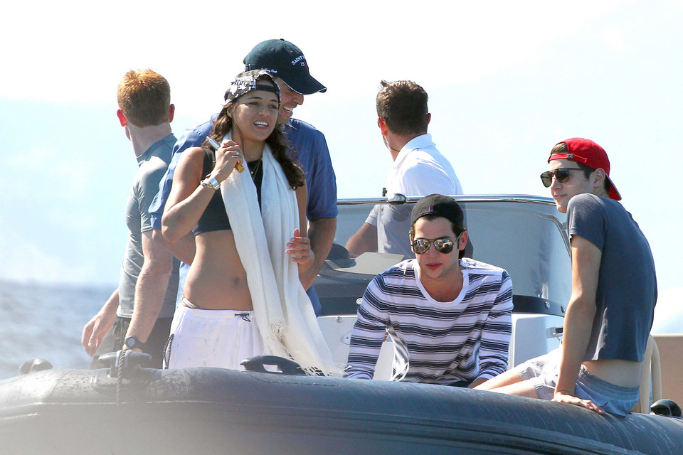 Justin Bieber i Michelle Rodriguez z przyjaciółmi