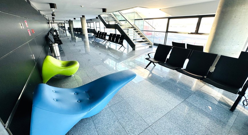 Port Lotniczy Wrocław oddał do dyspozycji pasażerów nową, komfortową przestrzeń w hali odlotów. Zlokalizowana jest na półpiętrze i oferuje 288 miejsc siedzących. 