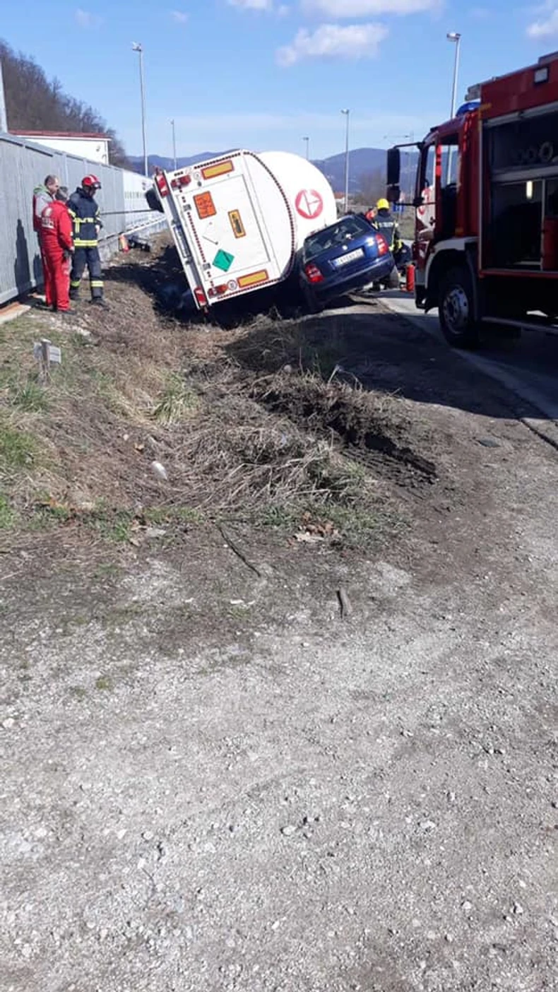 Cistrerna sa tečnim azotom pala na automobil