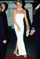 Diana hercegnő egy fehér, pántnélküli ruhában, Budapesten, 1990-ben
