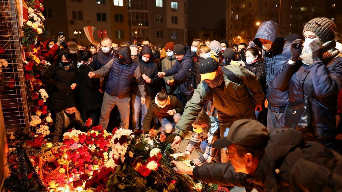 Białorusini opłakują śmierć Romana Bondarenki zabitego przez siły bezpieczeństwa, Mińsk, 12 listopada 2020 r.