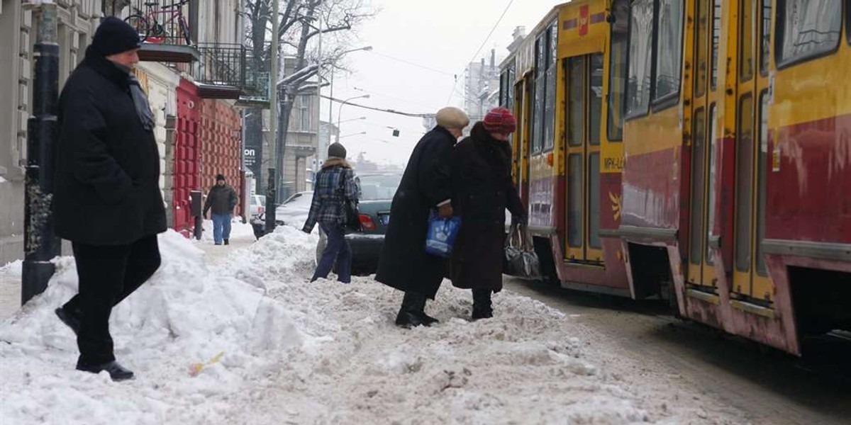 Urzędnicy sobie odśnieżyli, a my parkujemy w zaspach