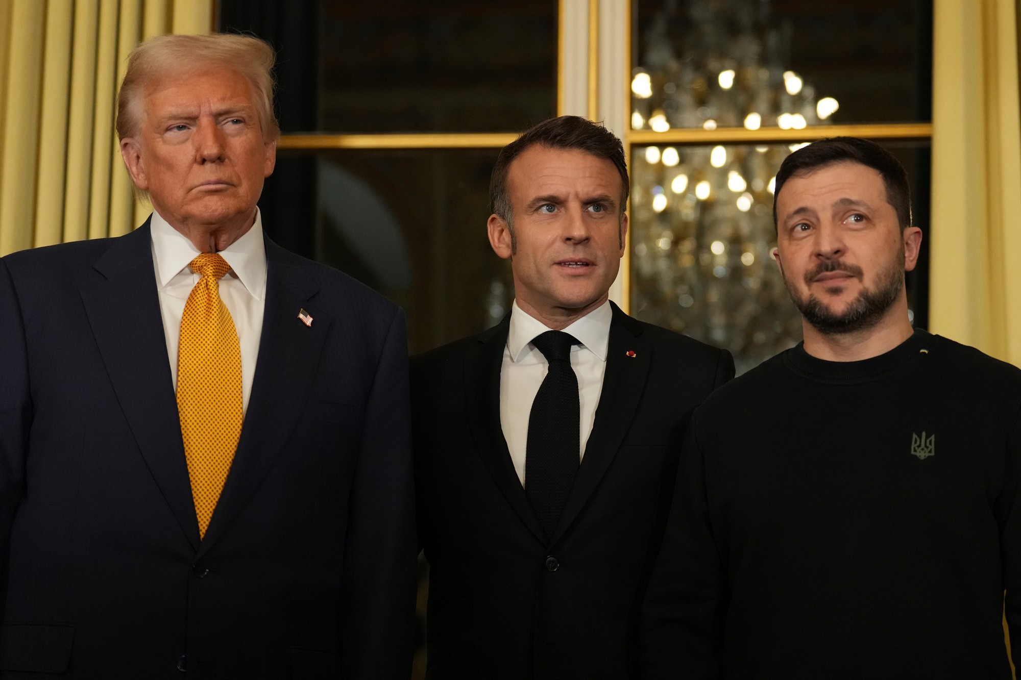 Francúzsky prezident Emmanuel Macron s Donaldom Trumpom a Volodymyrom Zelenským.