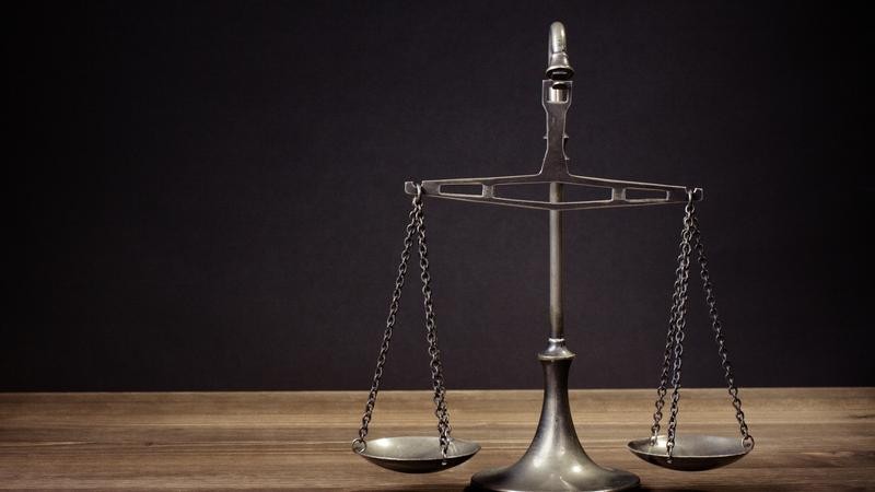 Zauważalna jest również większa rozpiętość
wynagrodzeń w zależności od wielkości oraz kapitału
danej kancelarii. Ze względu na przesycenie rynku
specjalistami w obszarze prawa (aplikantów oraz
radców prawnych / adwokatów) odnotowujemy duże
zróżnicowanie poziomu wynagrodzeń na co wpływ ma
również doświadczenie, czy znajomość języków obcych.<br><br><br><br>
Młodszy prawnik
<br><br>
Pensja minimalna - 3 500
<br><br>Pensja optymalna - 4 500
<br><br>
Pensja maksymalna - 6 000