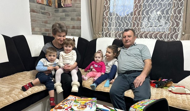 Snežana i Negoslav Stranjančević sa unucima