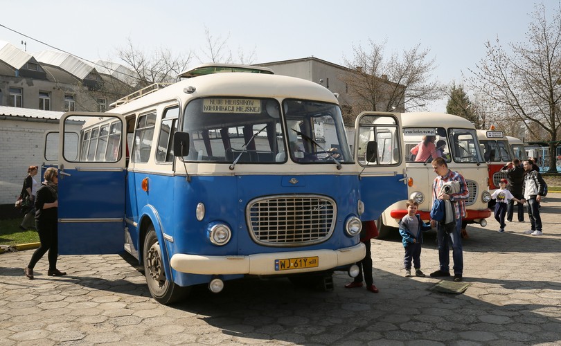 Klub Miłośników Komunikacji Miejskiej w Warszawie obchodzi 35-lecie istnienia. Z tej okazji w sobotę 11 kwietnia na terenie dawnych Centralnych Warsztatów Samochodowych zaprezentował zabytkowe autobusy ze swojej, największej w Polsce, kolekcji. <br><br> fot. (cat) PAP/Paweł Supernak