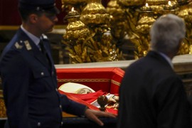 Otišli da odaju počast PAPI FRANJI, ZGROZILI su se šta su tamo ZATEKLI: "Ugledao sam njegove RUKE, NISAM VERNIK, ali taj prizor.."