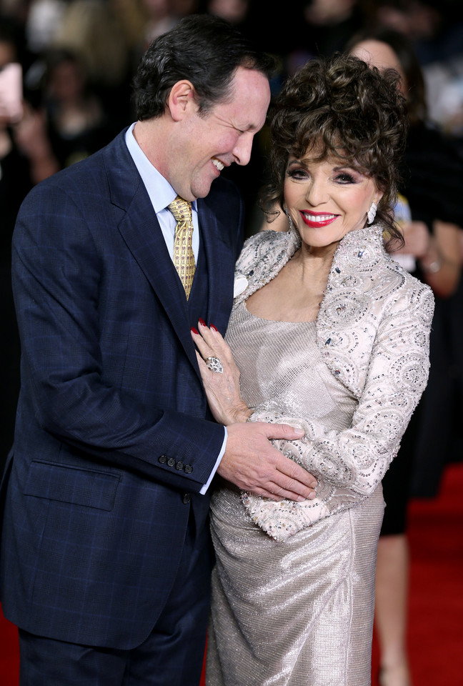 Joan Collins na premierze swojego nowego filmu "The Time of Their Lives" w Londynie