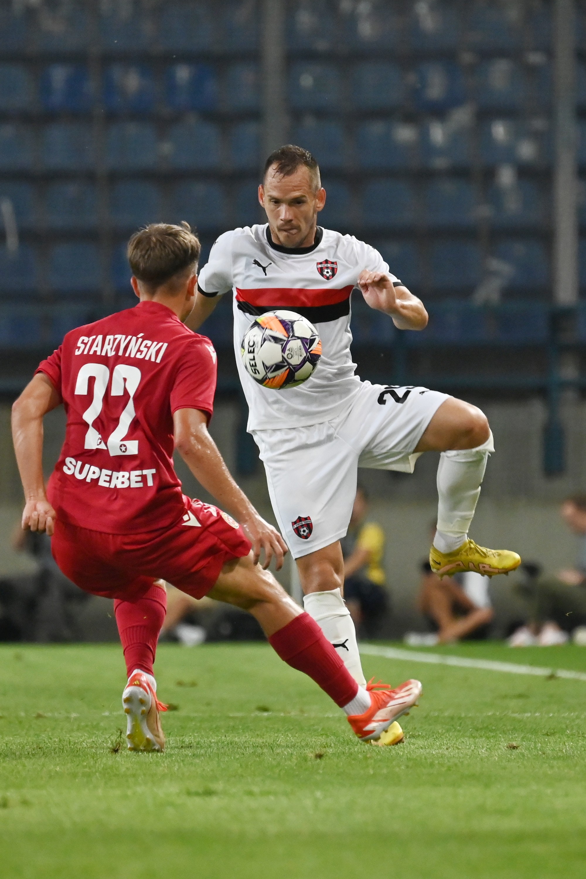 Vpravo hráč Trnavy Martin Mikovič a hráč Krakova Piotr Starzynski.