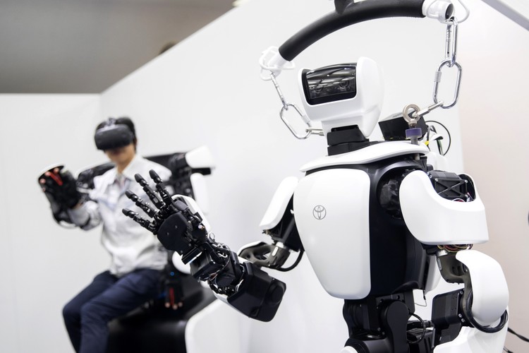 T-HR3 powtarza ruch operatora. Dzięki nowej technologii 5G opóźnienie przesyłanych danych jest na tyle małe, by robot wykonywał komendy płynnie i precyzyjnie.