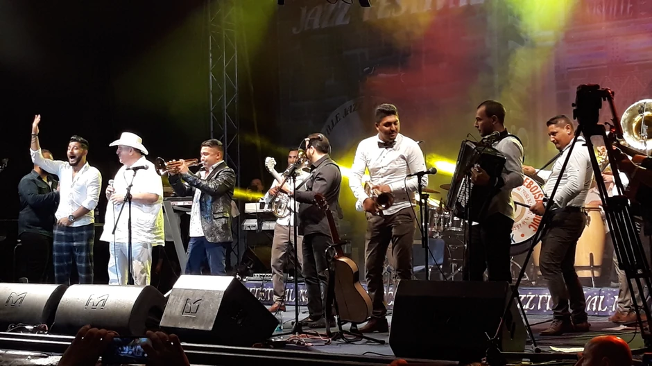 Trubači orkestra Fejata i Nebojše Sejdića sa Džipsi Kingsima 