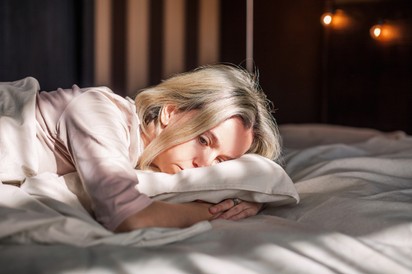 Álmatlanul forgolódik éjszakánként? Ettől a hormontól függ az álma