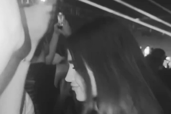 (VIDEO) "ZA**BI GOLE SLIKE, POŠALJI MI NOVAC" Ćerka Zdravka Čolića se skroz opustila: Provodi se k'o da sutra ne postoji, a na zadnjici joj šok natpis