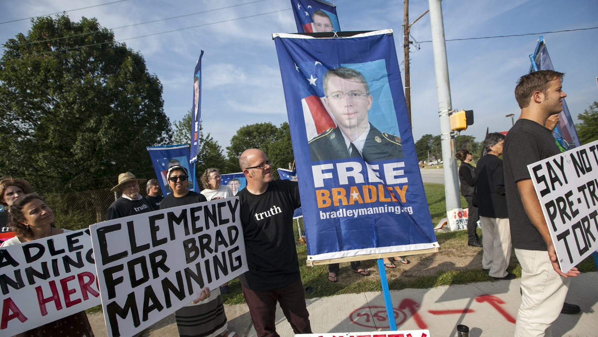 Sędzia wojskowy skazał dziś 25-letniego Bradleya Manninga na 35 lat więzienia za przekazanie tajnych materiałów portalowi WikiLeaks - pisze washingtonpost.com. Prokuratura żądała dla niego co najmniej 60 lat więzienia.