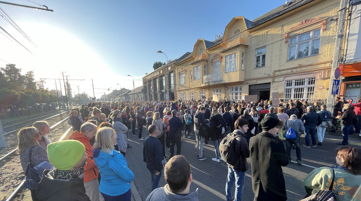A kora reggeli csúcsforgalomban tüntetők állják el az Üllői utat / Fotó: Marczali László