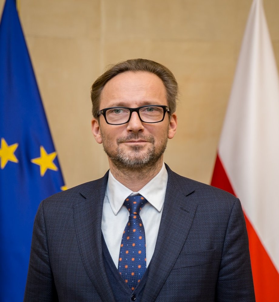 Przemysław Niesiołowski z wykształcenia jest afrykanistą, posiada też tytuł MBA. Pracował m.in. jako ambasador RP w Nigerii. Placówką dyplomatyczną w stolicy Libanu kieruje od 2018 roku