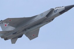 MIG-31 z pociskiem Kindżał