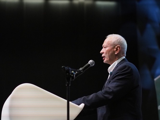 List europarlamentarzystów z Grupy Chadeckiej, Liberałów, Zielonych i Socjalistów odczytał europoseł Michał Boni. Sygnatariusze pisma napisali, że wiele międzynarodowych środowisk wyraża wciąż swe zaniepokojenie i wątpliwości w związku z reformami wymiaru sprawiedliwości w Polsce. Europosłowie podkreślili m.in., że 