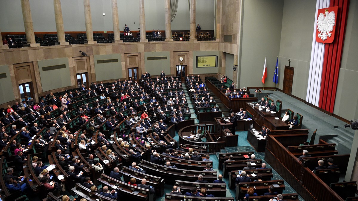 Kluby sejmowe PO, PiS, PSL i SP opowiedziały się za zniesieniem 9 maja jako Narodowego Święta Zwycięstwa i Wolności. Poprawkę do projektu w tej sprawie, dotyczącego dekretu Bolesława Bieruta z 1945 r., zgłosił SLD. Decyzji w sprawie projektu nie podjął Twój Ruch.