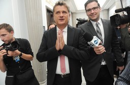 Podejrzany o szpiegostwo wszedł do Sejmu z upoważnienia szefa biura klubu TR. Partia odcina się od Stanisława sz.