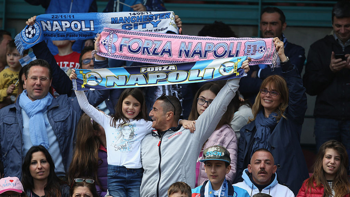 Bardzo ładnym gestem wykazały się władze SSC Napoli. Prezes klubu Aurelio De Laurentis zapowiedział, że część dochodów z najbliższego meczu jego drużyny z AC Milanem zostanie przekazanych na rzecz ofiar trzęsienia ziemi, jakie nawiedziło środkowe Włochy.