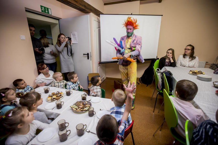 Klaun rozdawał kolorowe balony