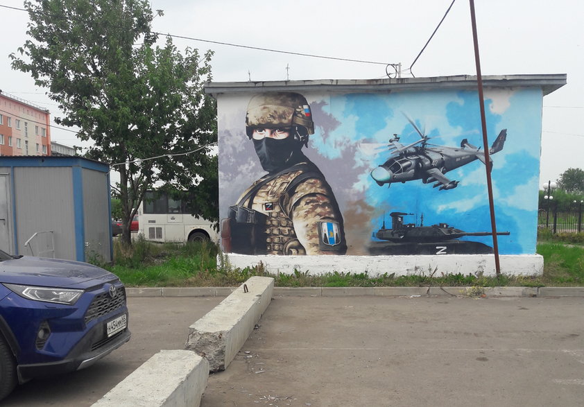 "System zero-jedynkowy: albo jesteś z nami, albo jesteś naszym wrogiem". Na zdjęciu propagandowe graffiti w Rosji.