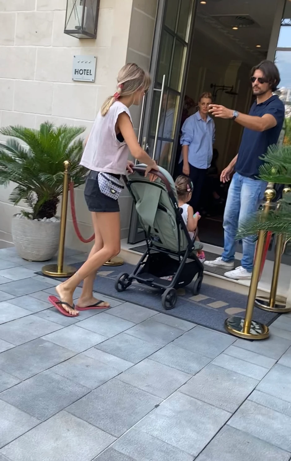 Nevena Božović sa mužem i ćerkom