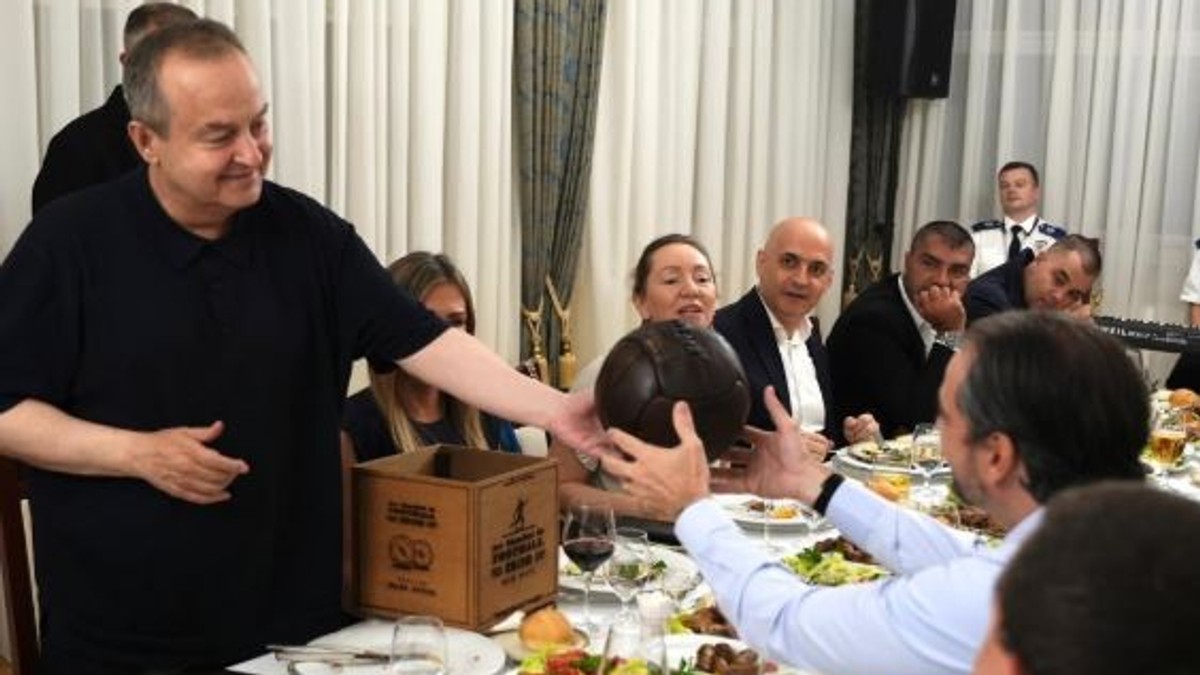 Ivica Dačić na svečanoj večeri sa Urkizom