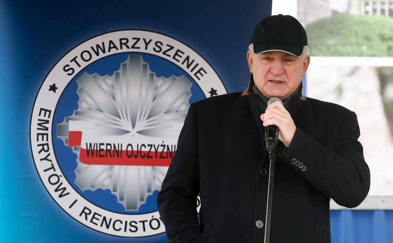 Były szef Biura Ochrony Rządu Mirosław Gawor podczas demonstracji przed Sejmem. Przeciwko projektowanym zmianom protestują mundurowi związkowcy, m.in. Zarząd Główny NSZZ Policjantów. "Stwierdzamy stanowczo, że nie godzimy się na to, by ustawa dotyczyła osób, które po 1990 roku zostały pozytywnie zweryfikowane i potem przez wiele lat pracowały bądź nadal pracują w policji i innych formacjach mundurowych na rzecz wolnego i demokratycznego państwa" - głosi stanowisko związku