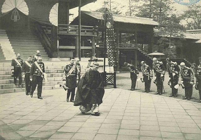 Cesarz Japonii Hirohito w świątyni Yasukuni (1934 r.)