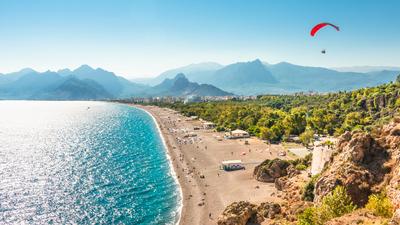 Antalya  – prawie dwumilionowe tureckie miasto, które w ostatnich latach stało się jednym z najbardziej „zielonych kurortów w regionie.