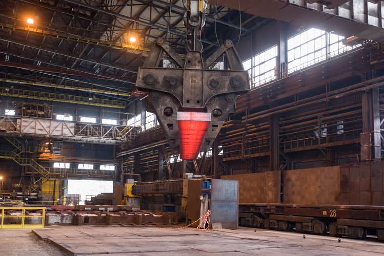 Wskazał także, że remont miał na celu utrzymanie miejsc pracy. W krakowskim oddziale ArcelorMittal jest zatrudnionych ponad 3,5 tys. osób. Huta ma też wpływ na zatrudnienie w firmach z nią kooperujących i branżach pokrewnych.
<br>
Piec nr 5, jedyny wielki piec w hucie, zmodernizowano również z myślą o środowisku naturalnym. Dzięki odnowieniu elektrofiltrów jednostka spełnia normy emisji do powietrza, które wejdą w życie w jesieni 2018 r. Dzięki nowemu zamkniętemu układowi chłodzenia huta nie będzie już pobierała wody z Wisły na potrzeby chłodzenia wielkiego pieca, a modernizacja i wymiana nagrzewnic pozwoli osiągnąć wyższą temperaturę gorącego dmuchu (powietrze o temperaturze powyżej 1100 st. C), co przełoży się na mniejsze zużycie koksu.<br><br>fot. (ukit/cat) PAP/Stanisław Rozpędzik