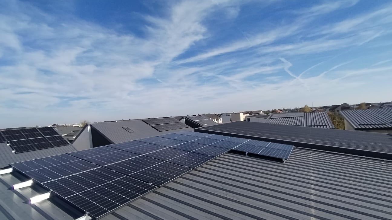 Cum alegi o firmă de încredere pentru instalarea panourilor fotovoltaice
