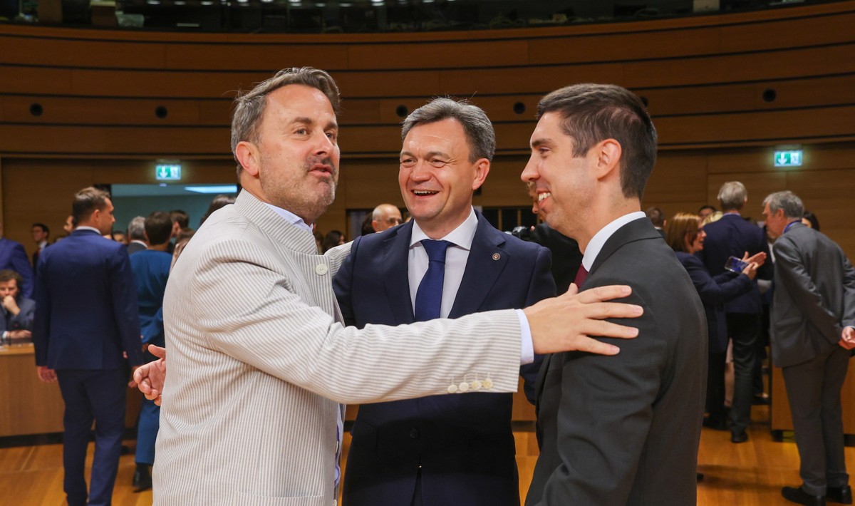 Premier Mołdawii Dorin Recean (pośrodku) z Xavierem Bettelem i Mihaiem Popsoiem