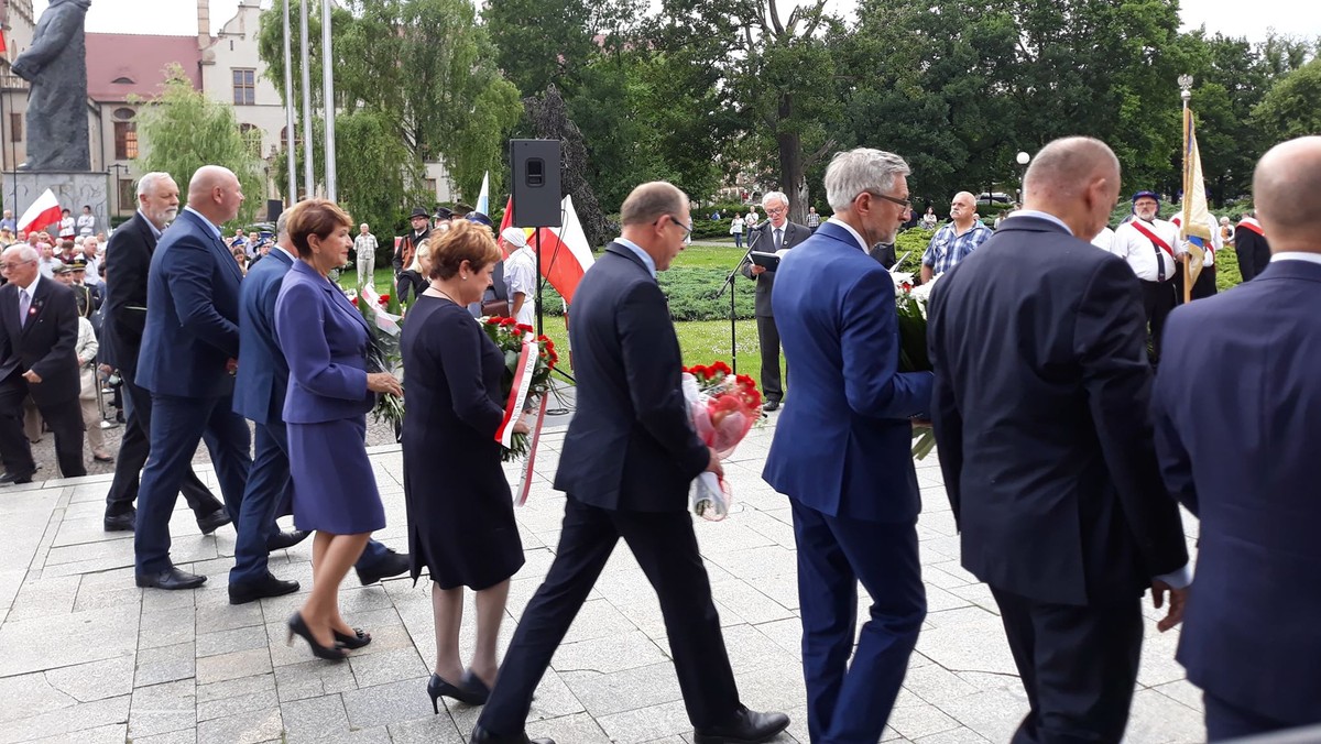 Po dwóch latach z gwizdami i okrzykami z tłumu, w Poznaniu odbyły się w końcu godne i zgodne obchody 62. już rocznicy Poznańskiego Czerwca. Wzięli w nich udział m.in. politycy PO i PiS, którzy razem złożyli kwiaty pod pomnikiem pamięci ofiar tamtych wydarzeń. Co najważniejsze, na placu Adama Mickiewicza były dzisiaj osoby, które widziały je na własne oczy. - Byłem wtedy młodym chłopcem, miałem kupić chleb. Tego dnia zginął mój kolega - mówił Jerzy Majchrzak, prezes stowarzyszenia "Poznański Czerwiec "56".