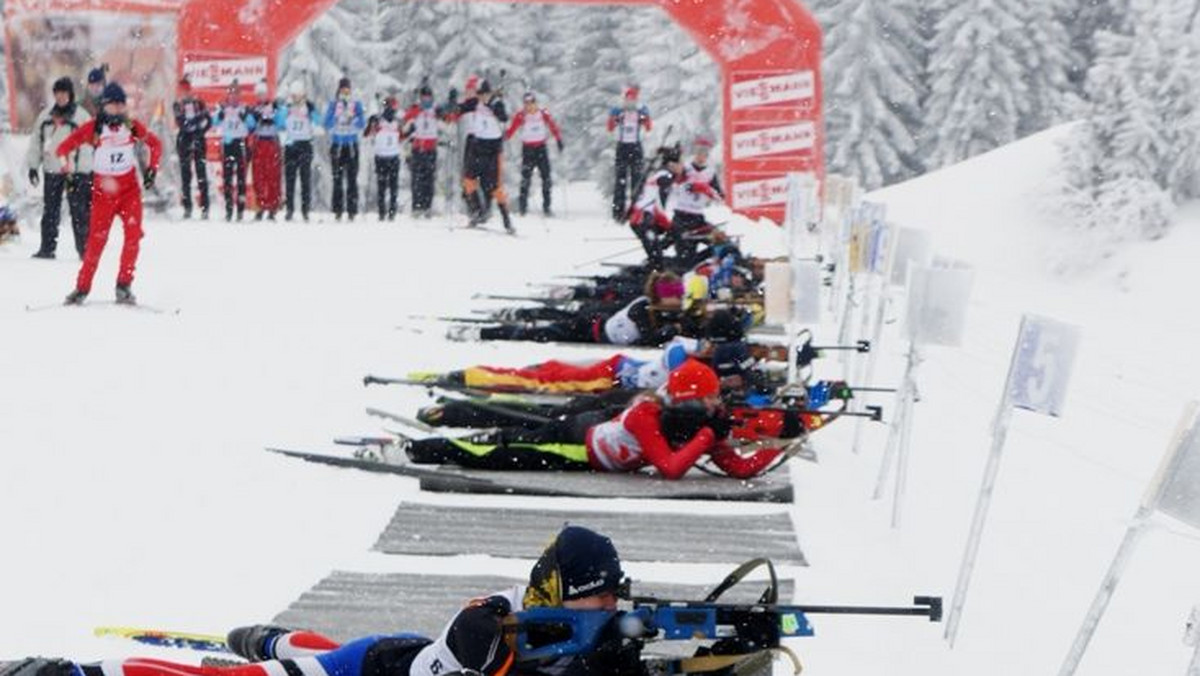 Polana Jakuszycka przywitała uczestników drugiego dnia Viessmann CUP znakomitą pogodą. Słońce i mróz towarzyszyły 78 młodym biatlonistom i biatlonistkom, którzy w niedzielne przedpołudnie rywalizowali w biegach sprinterskich. Bardzo dobrą formę z soboty potwierdzili w kategorii młodzików Anna Orawiec i Mateusz Janik. Ponownie stanęli na najwyższym stopniu podium. Janik musiał biegać pięć karnych rund, o jedną więcej niż drugi na mecie Wojciech Kucek, jednak zawodnik z UKN Melafir Czarny Bór był w niedzielę biegowo poza zasięgiem rywali. Z kolei Orawiec trzykrotnie pudłowała na strzelnicy, ale i ona biegowo zostawiła w tyle wszystkie konkurentki.