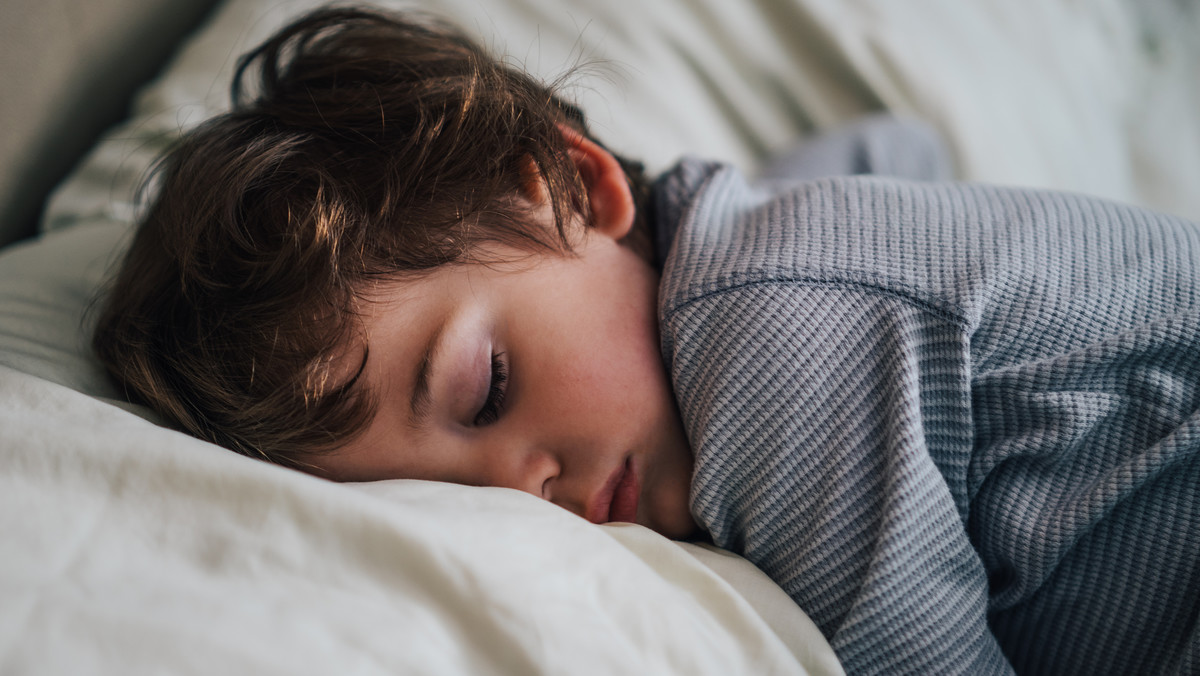 Twoje dziecko nie chce spać? Jest na to wytłumaczenie — i może cię zaskoczyć