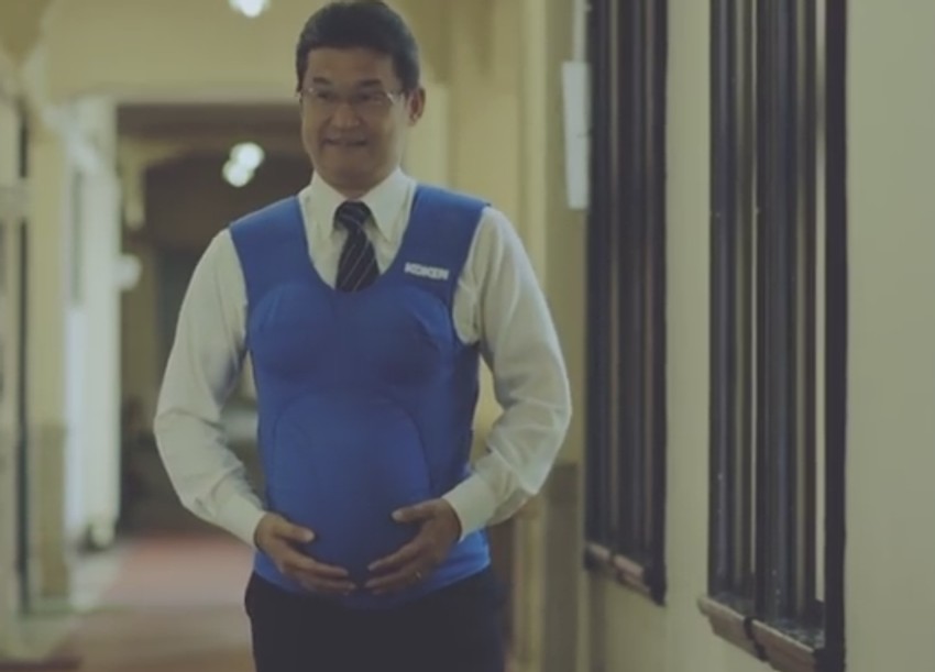 Prvi utisak kada su stavili svoje "trudničke stomake" bio im je taj da je teži nego što su očekivali