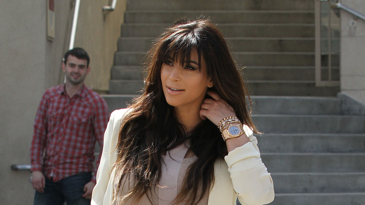 Kim Kardashian w beżowej stylizacji