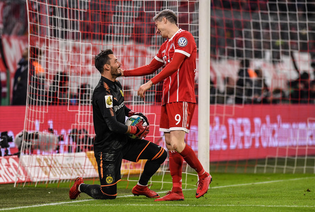 Puchar Niemiec: Lewandowski nie pokonał bramkarza Borussii. Bayern w 1/8 finału [WIDEO]