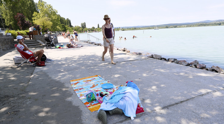 Az értéktárgyak letakarása a strandon inkább csak felhívja a tolvajok figyelmét, semmilyen védelmet nem nyújt /Fotó: Fuszek Gábor