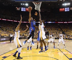 Liga NBA: Warriors wciąż w grze. Obrońcy tytułu zmniejszyli starty