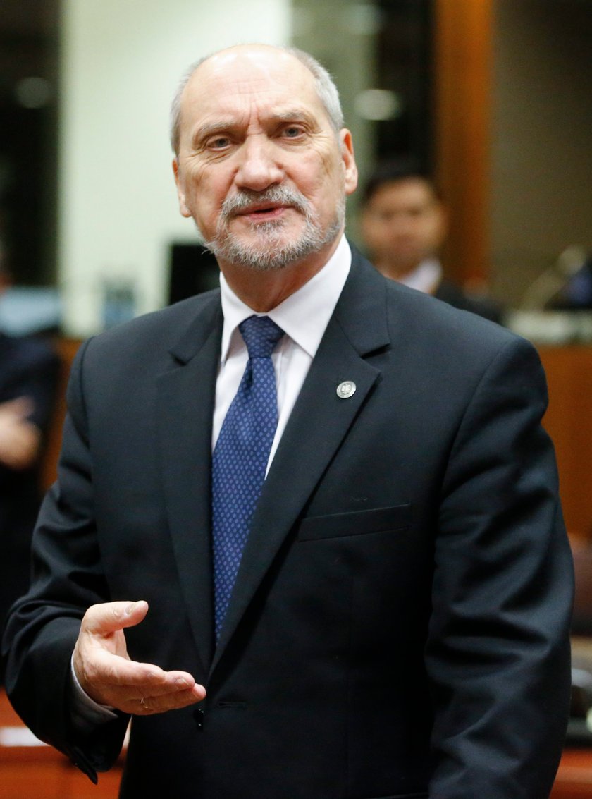 Macierewicz płaci krocie za Smoleńsk!