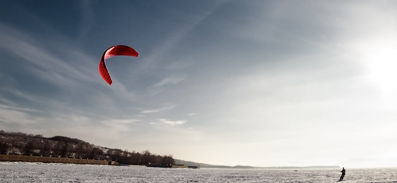 Snowboardzista został porwany przez wiatr