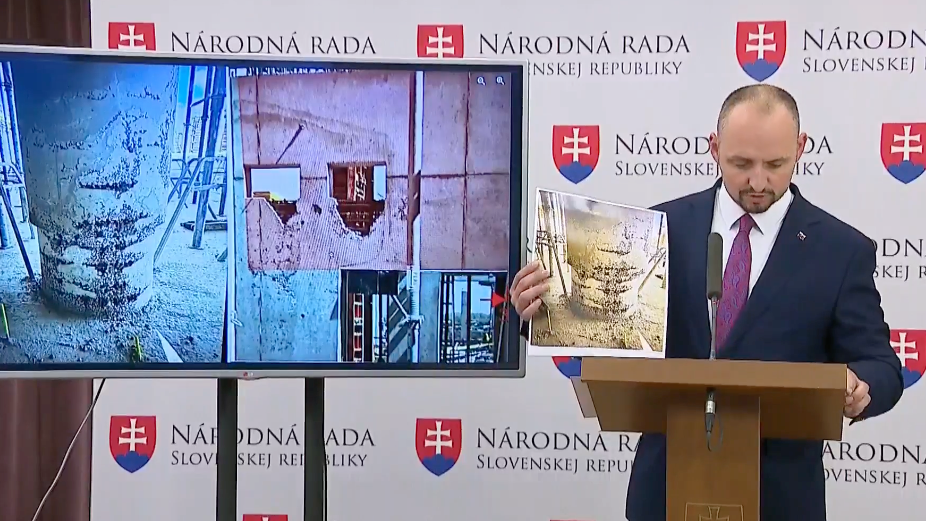 Poslanec František Majerský ukazuje fotografie betónových stĺpov počas výstavby novej nemocnice v Prešove